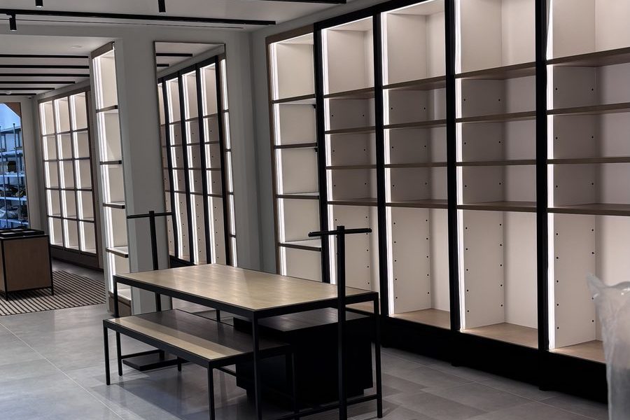 Boutique Coach de Troyes avec ses présentoirs muraux et tables installés