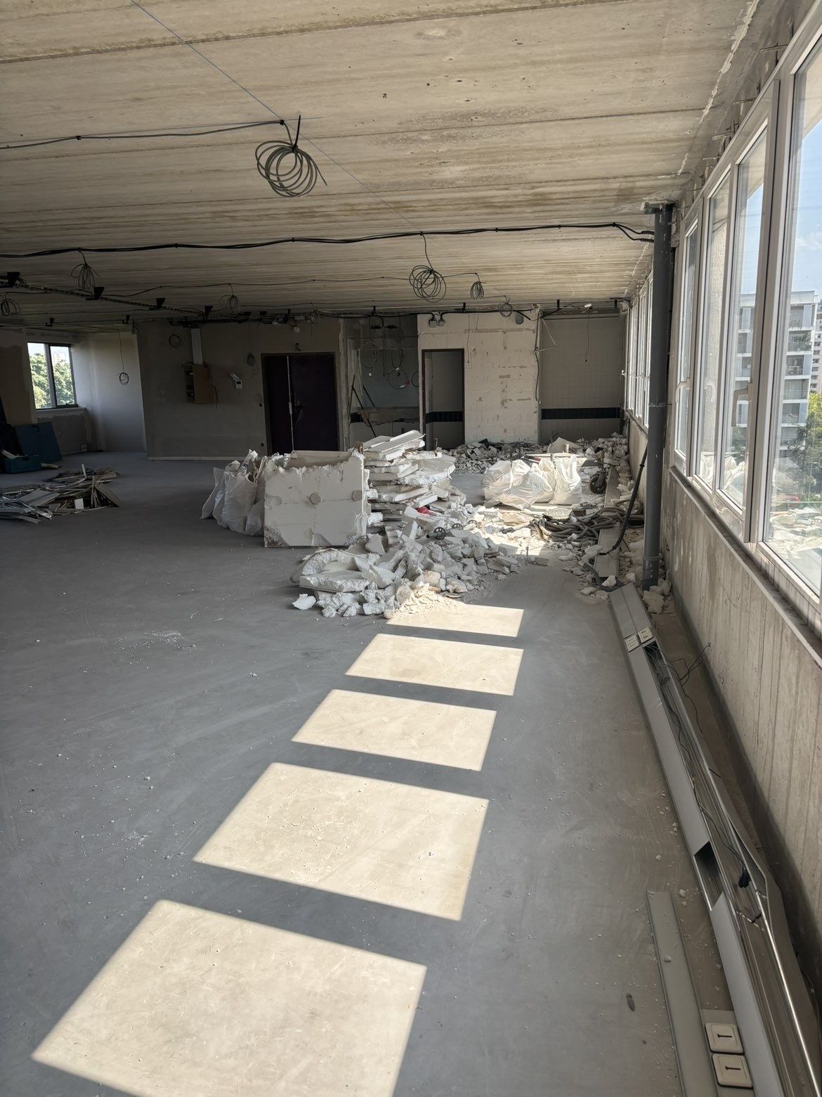 Séparation de bureau — avant et pendant les travaux